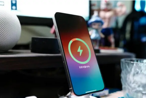 元阳苹果15换屏服务分享用什么充电器给iPhone15充电更好 